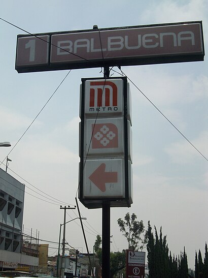 Picture of a sign indicating one of the entrances to Balbuena station.