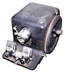 A rotary microtome of older construction Microtome-1.jpg