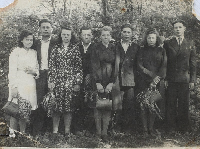 File:Miedniki, Zielone Świątki, ok. 1950.jpg