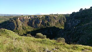 Cava del Carcarone. Vista dalla SP28 Militello-Scordia.