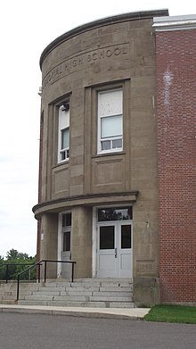 Die vordere Ecke der Minto Memorial High School.