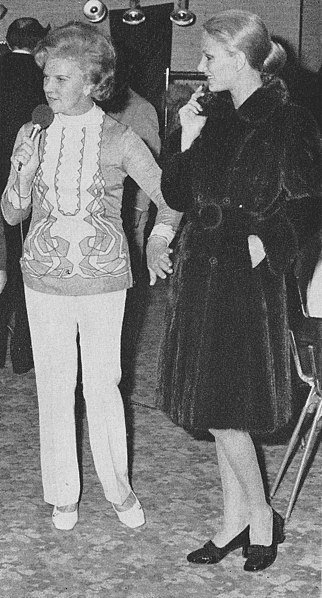 File:Miss Germany 1973, Kanada-Pelze, Arabella-Haus, München (2).jpg