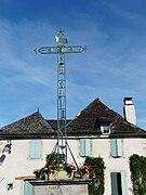 Croix de la Passion, dans le bourg.