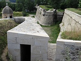 Bastione con orillons e torri di avvistamento.