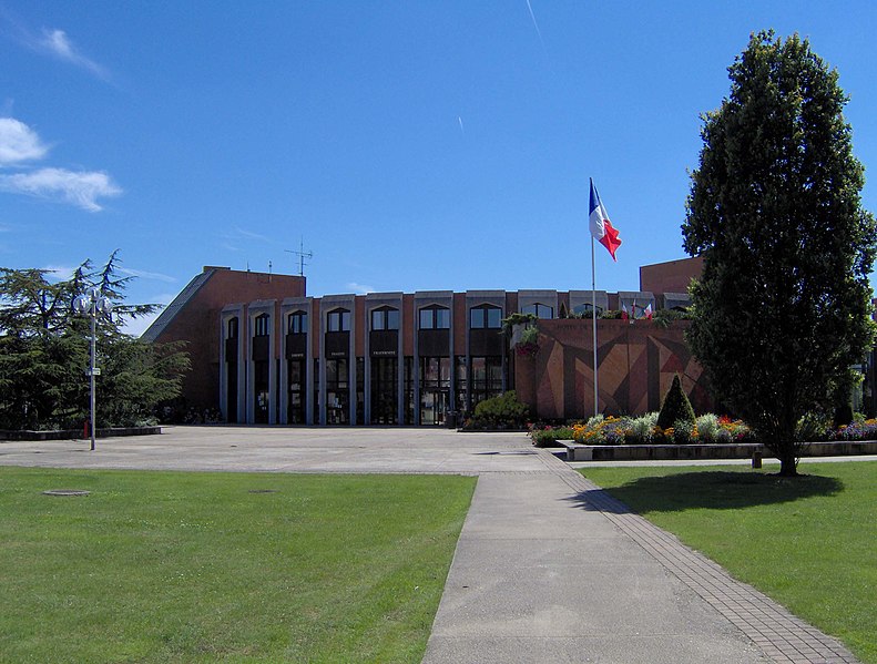 File:Montigny le Bx Mairie.jpg