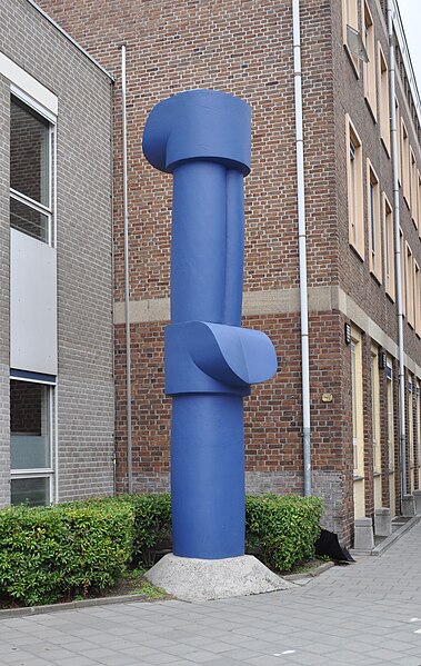 File:Monumentale stapeling Jan Wils Deken van Somerenstraat Eindhoven v2.JPG