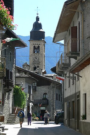 La via principale (Rue du Valdigne) e il campanile sullo sfondo