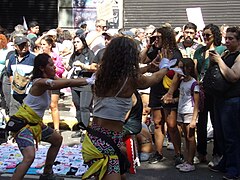 Mujeres bailando murga en la marcha del 24 de marzo.jpg