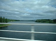 O rio Muonio, com Pajala à direita e a Finlândia à esquerda