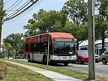 A Great Neck-bound n20H bus on Northern Boulevard (NY 25A) in Munsey Park on June 17, 2023. N20H Bus, Munsey Park, NY June 17, 2023 A.jpg
