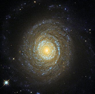 NGC 6753 oleh Hubble Space Telescope.jpg