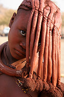 Himba neska nerabea ile aurpegirantz orraztua, belo moduan.