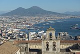 Napels vanaf het Castello Sant Elmo met Abbazia San Martino de haven en de Vesuv.jpg