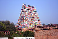 Gopuram fra Thillai Nataraja-templet, Chidambaram, Tamil Nadu, tæt pakket med rækker af malede statuer