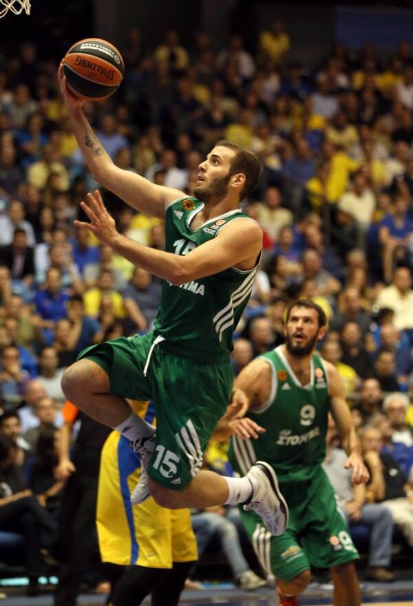 Pappas, while with Panathinaikos, shooting a lay-up against Maccabi Tel Aviv