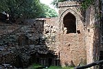 Old Baoli bezprostředně na západ od domu Hindu Rao.