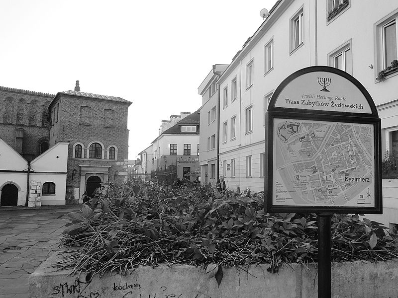 File:Old Synagogue and Map of Jewish Route, 2014.JPG