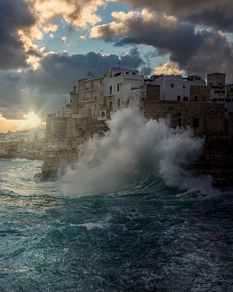 File:Onda su Polignano.jpg