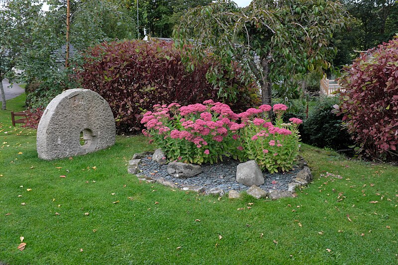 File:Ornamental garden - geograph.org.uk - 5663284.jpg