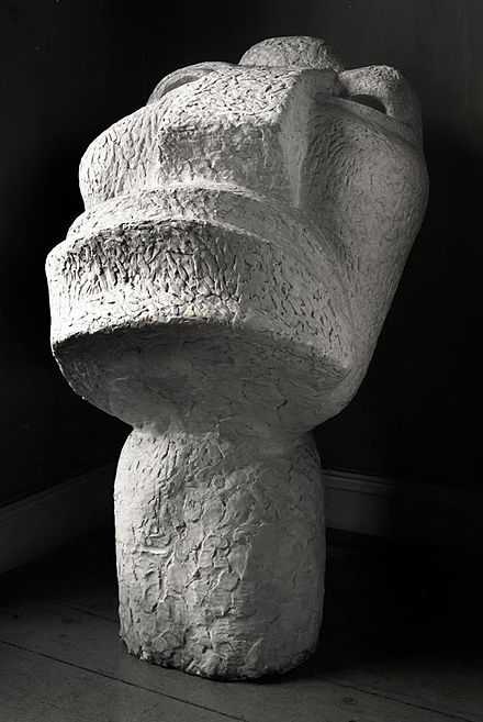 Otto Freundlich, Grande Tête, 1912, plâtre. La sculpture fut ostracisée par les nazis comme art dégénéré sous le titre de Der Neue Mensch (L'Homme nouveau) — Hambourg, Museum für Kunst und Gewerbe.
