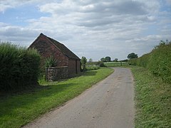 Keluar gedung di Isombridge pertanian - geograph.org.inggris - 810020.jpg