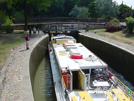 Péniche dans le sas de l'écluse de l'Aiguille, canal du Midi.