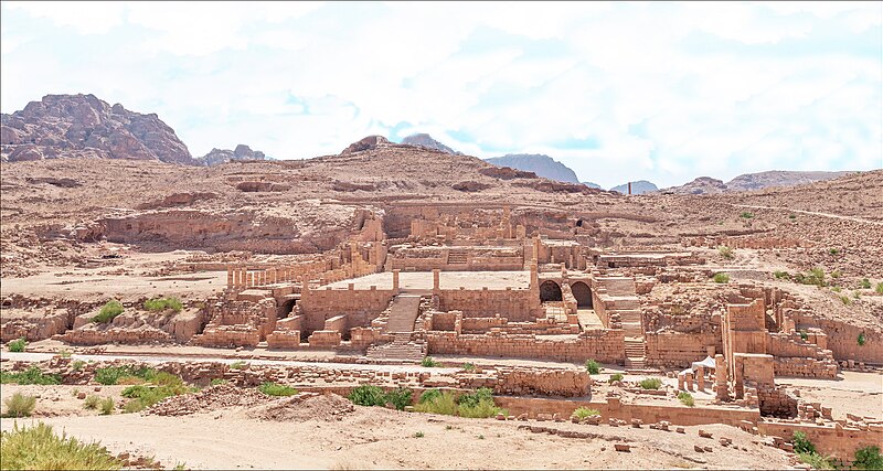 File:Pétra. Le Grand Temple vue depuis son entrée.jpg