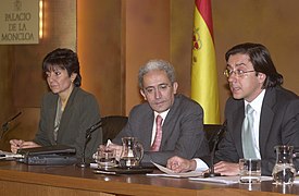 Pío Cabanillas en la rueda de prensa posterior al Consejo de Ministros junto al ministro de Justicia y de Trabajo y la ministra de Ciencia y Tecnología.jpg