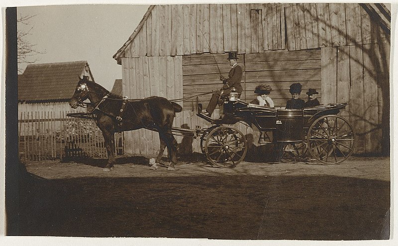 File:Paard en koets met koetsier, twee vrouwen en een man, RP-F-2008-59-85.jpg