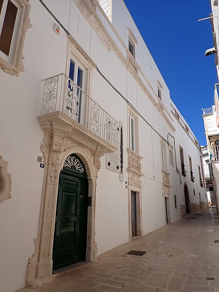 File:Palazzo Martino Maronosci Via Mazzini, 10 (Martina Franca).jpg