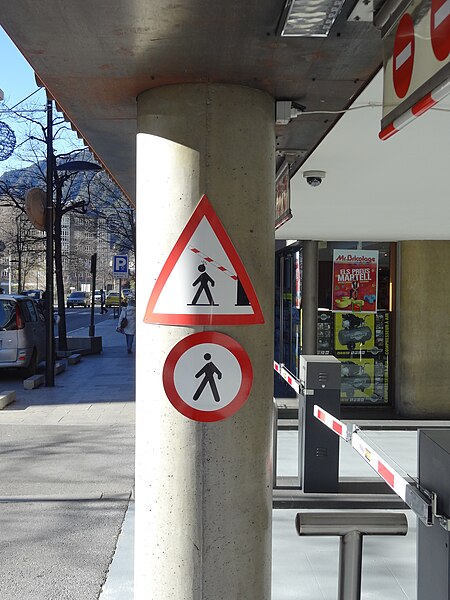 File:Panneaux d'avertissement à Andorre la Vieille.JPG