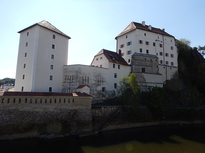 File:Passau-Niederhaus.jpg