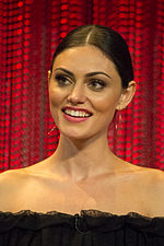 Phoebe Tonkin jwe kòm Hayley Marshall.