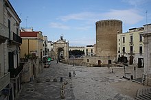 Il torrione angioino col fossato e la facciata posteriore di porta Baresana