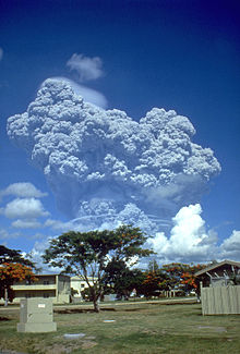 Der Pinatubo-Ausbruch am 12. Juni 1991, gesehen von der Clark Air Base, etwa 20 km östlich des Vulkangipfels