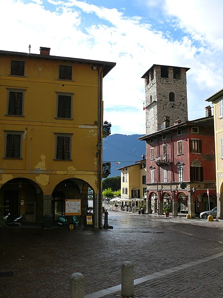 File:Pisogne,la piazza con la torre del vescovo - panoramio.jpg