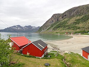 Plage de Grøtfjord, au pied du Nordtinden et au fond l'île de Vengsøya