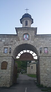 Миниатюра для Файл:Poarta mănăstirii Condrița.jpg
