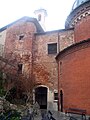 Porta San Giuliano, l'antica porta è inglobata nell'abside della chiesa della Madonna del portone