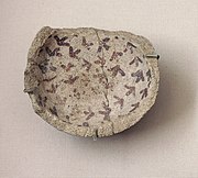 Stuk pot met gegraveerde en geverfde versiering. van Tell Hassuna, 6500-6000 v.C.