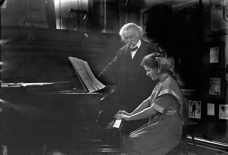 File:Professor Hambourg and Eva Galloway at the Toronto Arts and Letters Club piano (I0014495).jpg