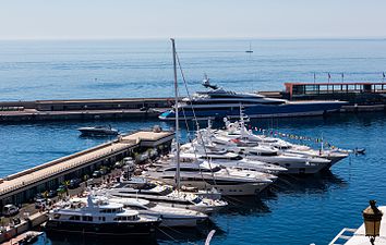 Madame Gu (bakgrunden) i Monaco, 2016.