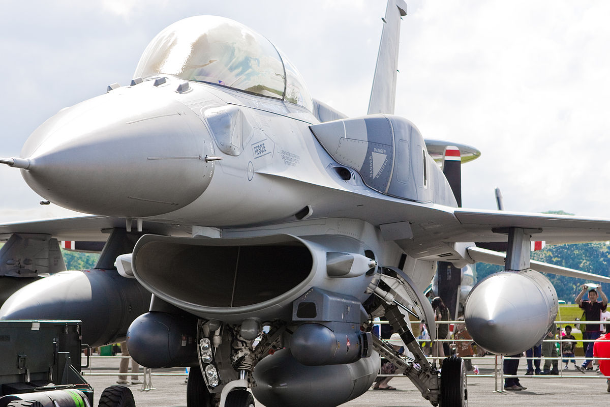 1200px-RSAF_F-16D_Block_52%2B_Fighting_Falcon_with_Conformal_Fuel_Tanks_01.jpg