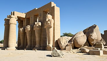تمثال أوزيماندياس المحطم وبجواره تماثيل أوزيرية