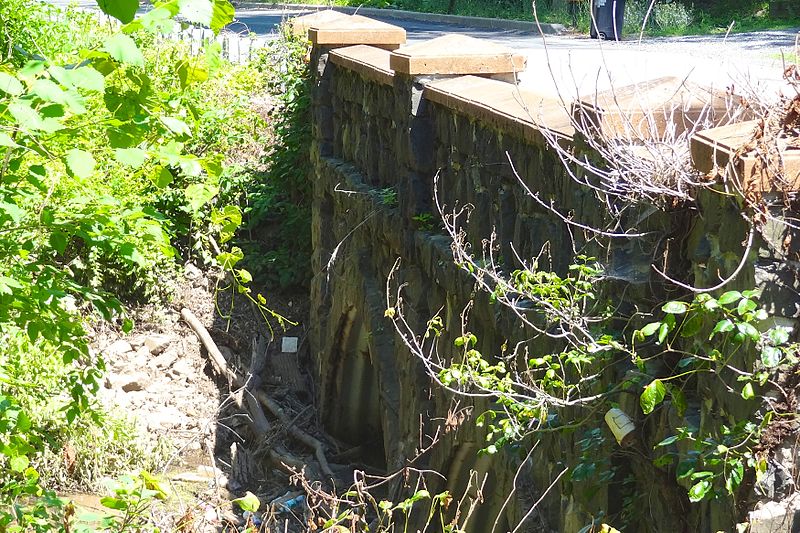 File:Randolphville Bridge, arch view, Piscataway, NJ.jpg