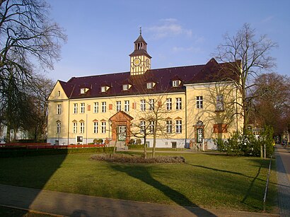 So kommt man zu Rathaus Velten mit den Öffentlichen - Mehr zum Ort Hier