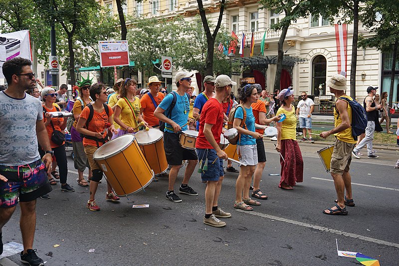 File:Regenbogenparade 2019 (DSC00284).jpg