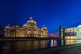 Le Reichstag, en face du Paul-Löbe-Haus, au milieu la rivière Spree, à l'heure bleue en 2017.