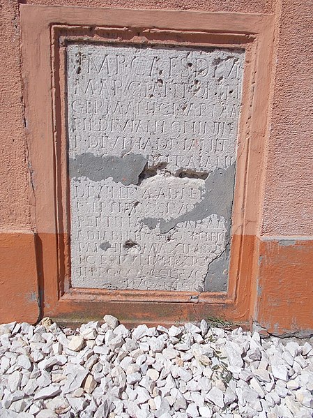 File:Roman stone, 61 Kossuth Lajos Street, 2020 Nyergesújfalu.jpg