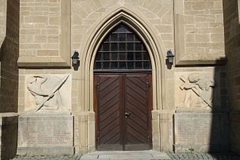 Eingang mit Denkmal zugunsten der Gefallenen des Ersten Weltkrieges